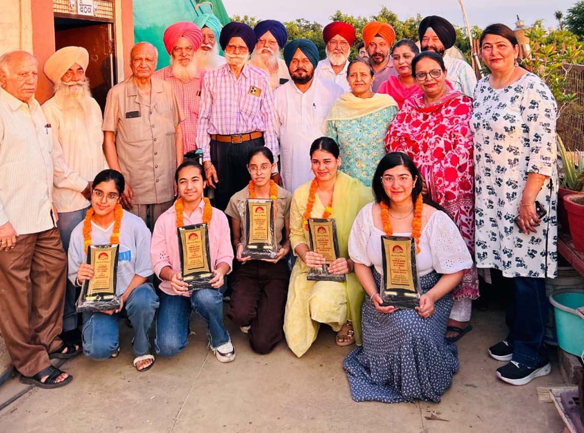 ਦਸਵੀਂ ਅਤੇ ਬਾਰਵੀਂ ਜਮਾਤ ਵਿੱਚ 90 ਫੀਸਦੀ ਤੋਂ ਵੱਧ ਅੰਕ ਹਾਸਿਲ ਕਰਨ ਵਾਲੇ ਬੱਚਿਆਂ ਨੂੰ ਸਨਮਾਨਿਤ ਕੀਤਾ